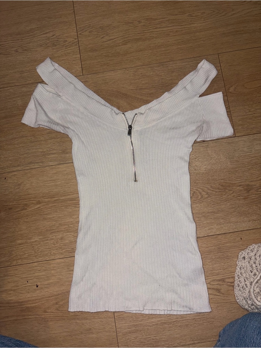 Express Off-Shoulder Ribbed White Crop Top with Front Zip